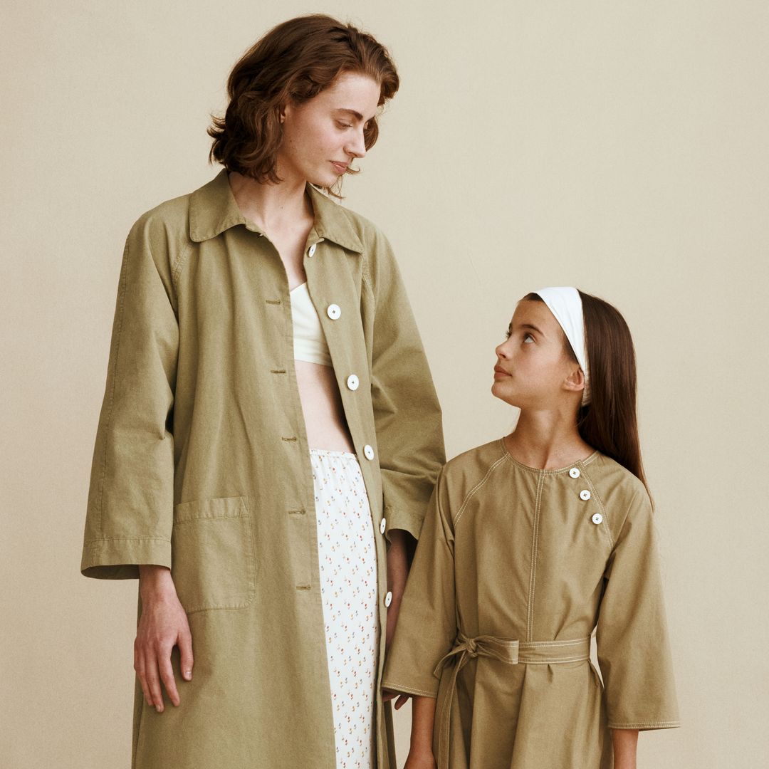 La firma favorita de Harper Beckham se une a Zara para vestir a Victoria con sus blusas y vestidos románticos