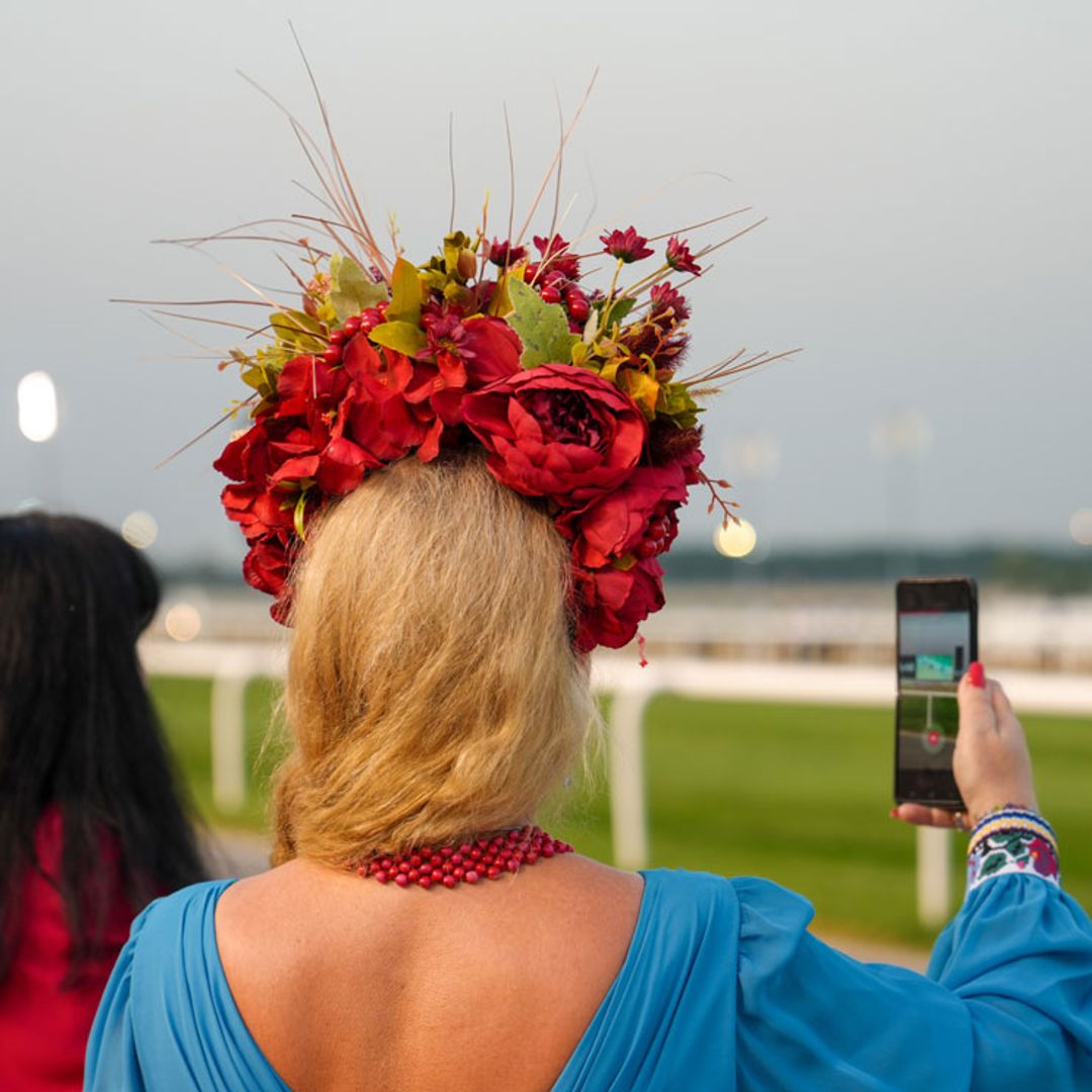 Duelo de estilo en la 'Hats&Horses Ladies’ Night', celebrada en el club hípico de Dubai