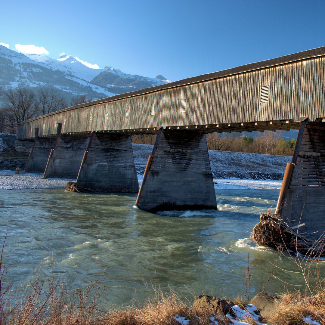 puente sobre el Rhin (Rheinbrüke) en Liechtenstein