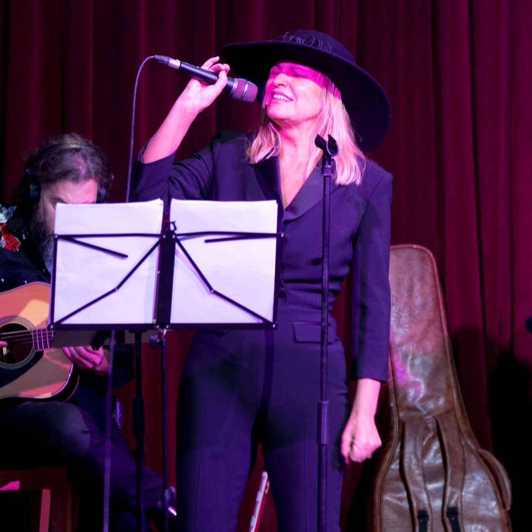 La soprano Ainhoa Arteta canta en el escenario junto a sus guitarristas y el resto de la banda