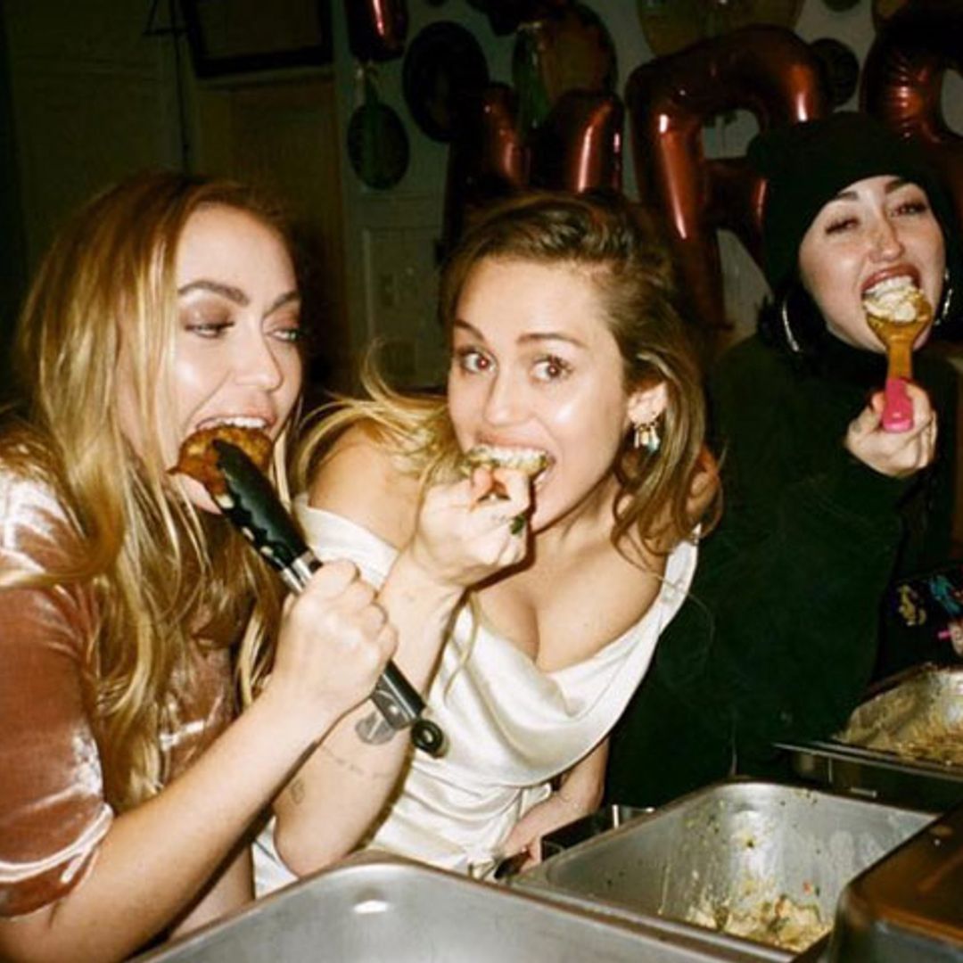 Arrasando en el buffet o jugando con su perro: las fotos más locas de la boda de Miley Cyrus y Liam Hemsworth