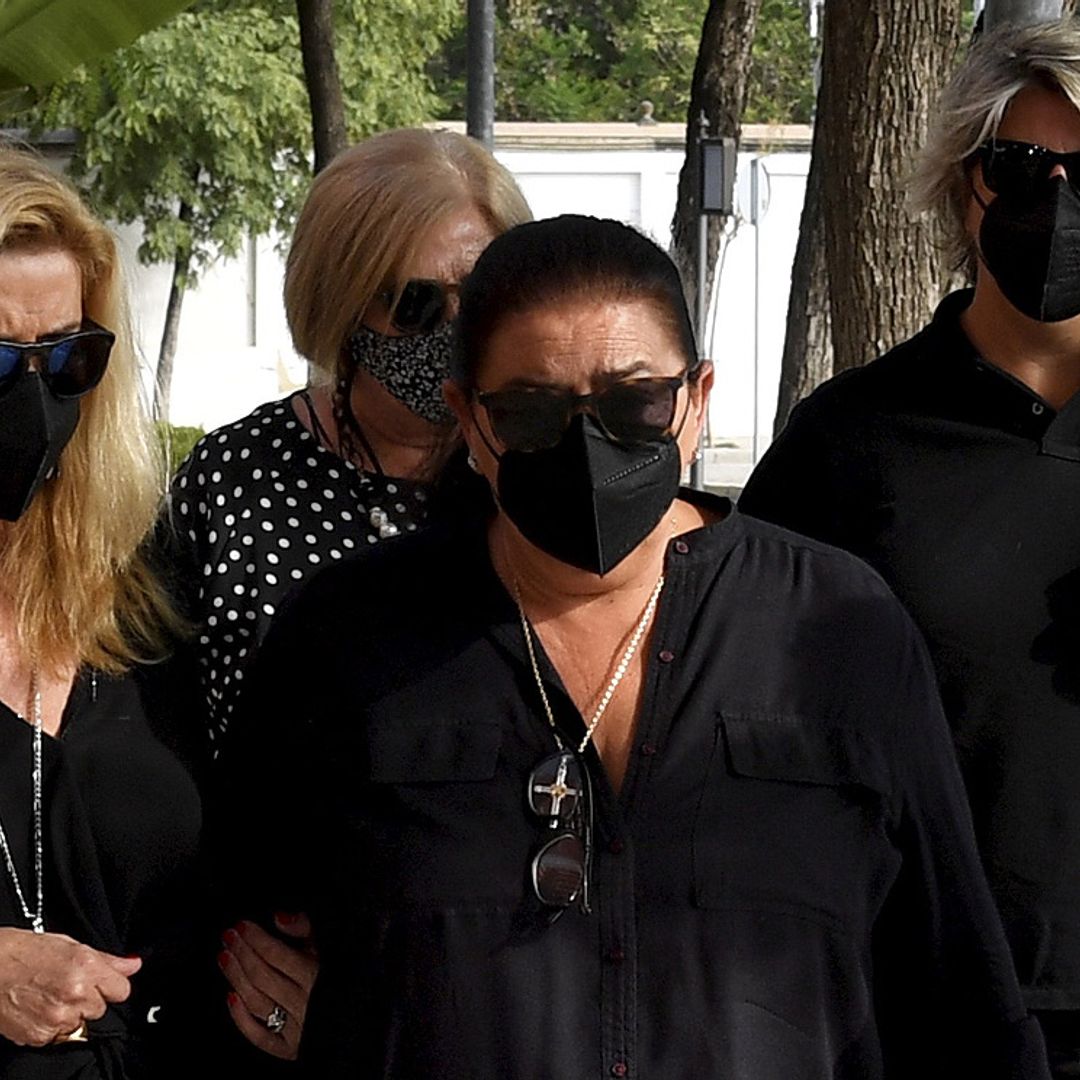 María del Monte, abatida, despide a su madre en el tanatorio: 'Espero que me dé fuerzas'