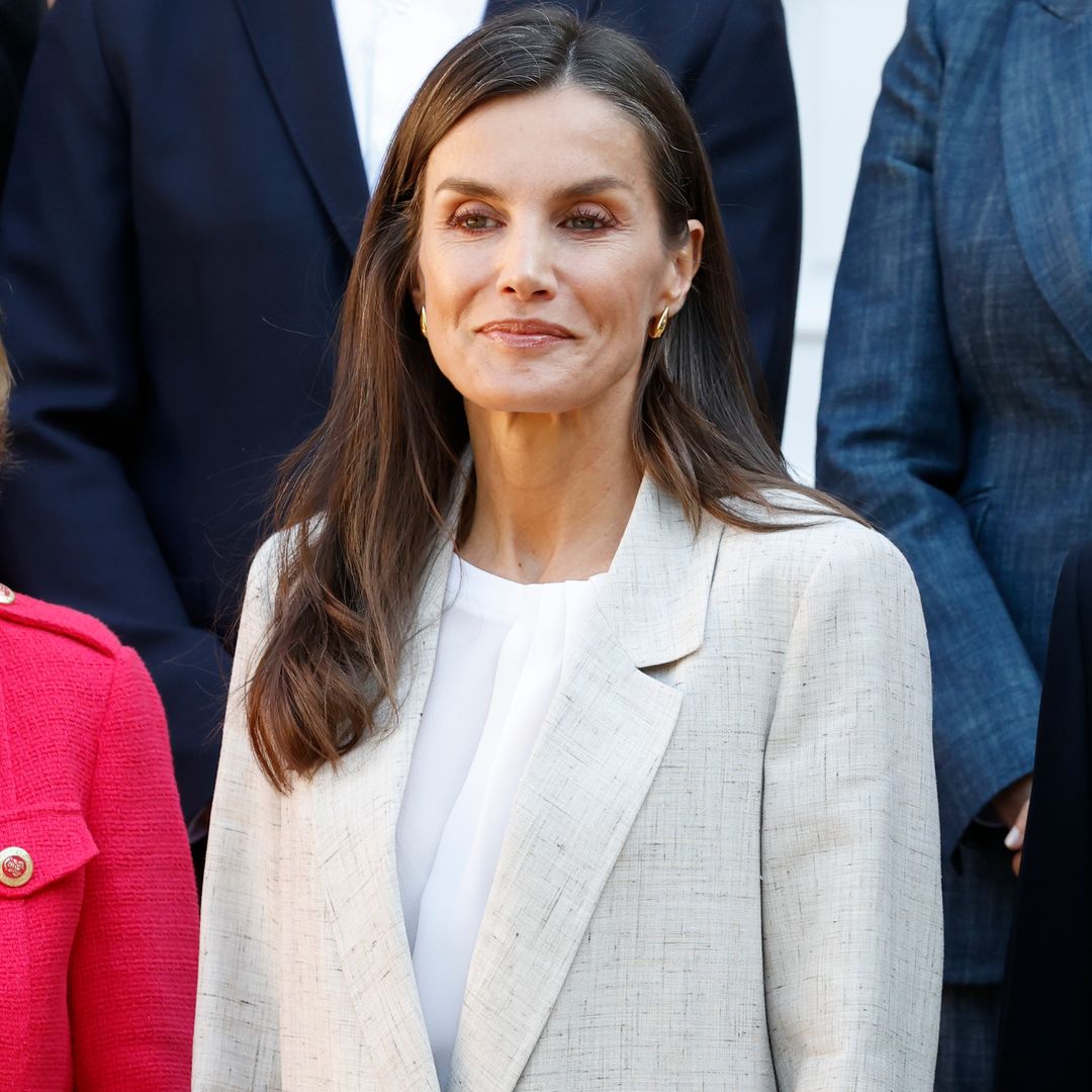 El traje de lino de la reina Letizia es perfecto para ser la invitada mejor vestida en un bautizo o comunión esta temporada