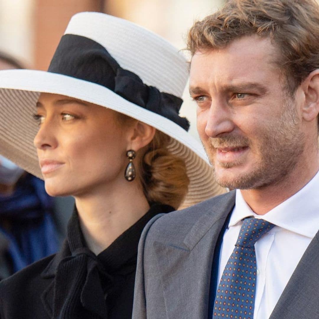 El look de Beatrice Borromeo en el Día de Mónaco o cómo convertir un abrigo en vestido de invitada