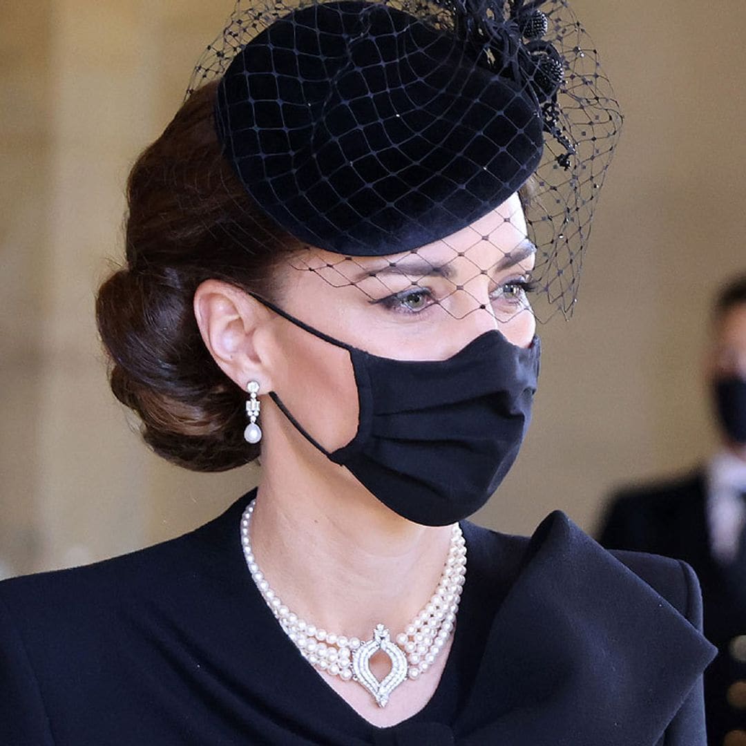 La Reina presta sus joyas a la duquesa de Cambridge en el último adiós al duque de Edimburgo