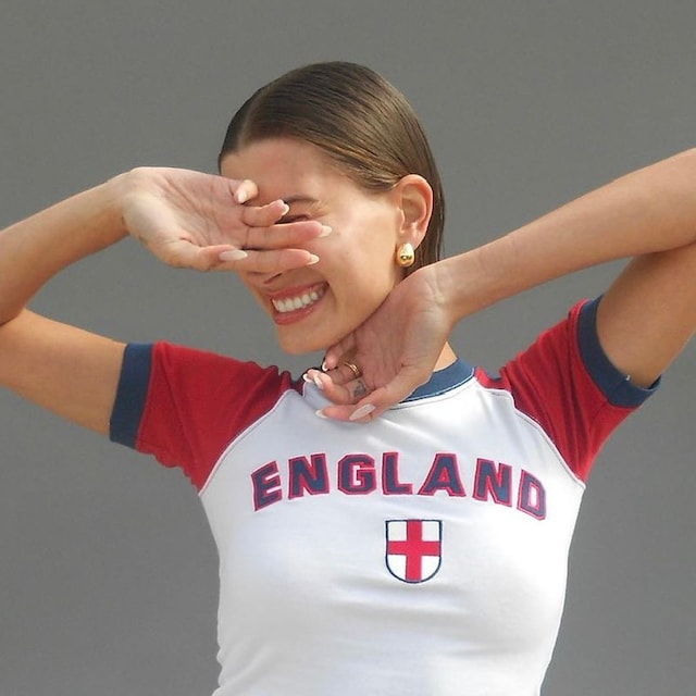 Hailey Bieber con manicura vainilla y camiseta England