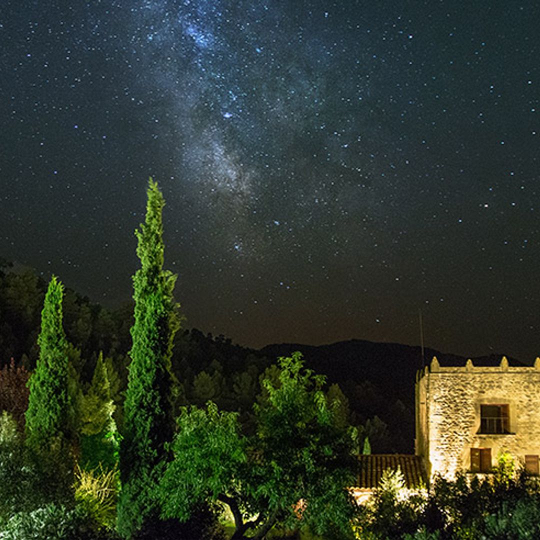 Estrellas en el cielo y en la mesa en la toscana de Teruel