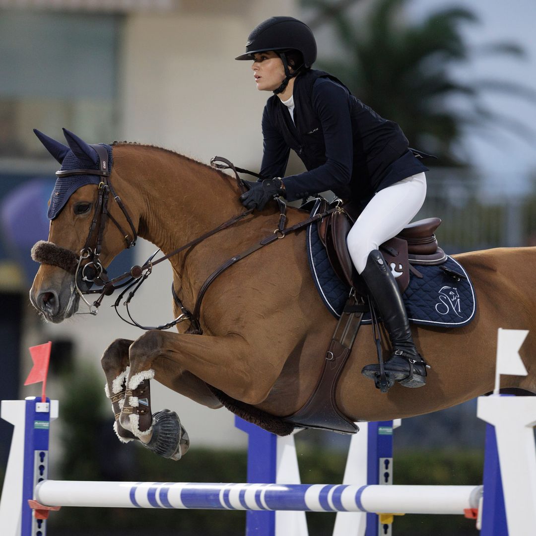 Luis Enrique anima a su hija Sira Martínez desde la grada en la apasionante competición del CSIO Barcelona