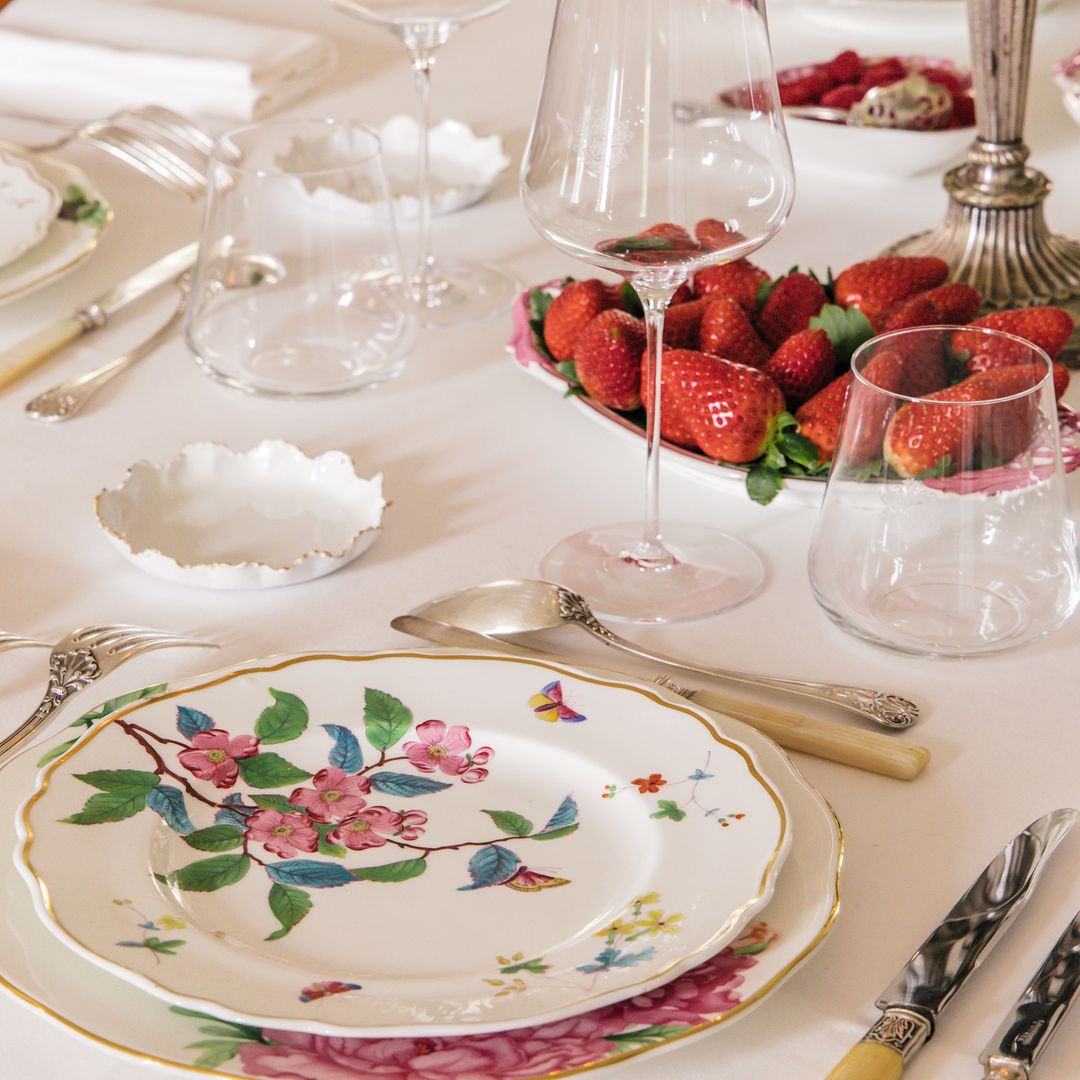 Detalles de la mesa de Charlotte Bouygues nos recibe en su fabuloso Château Montrose