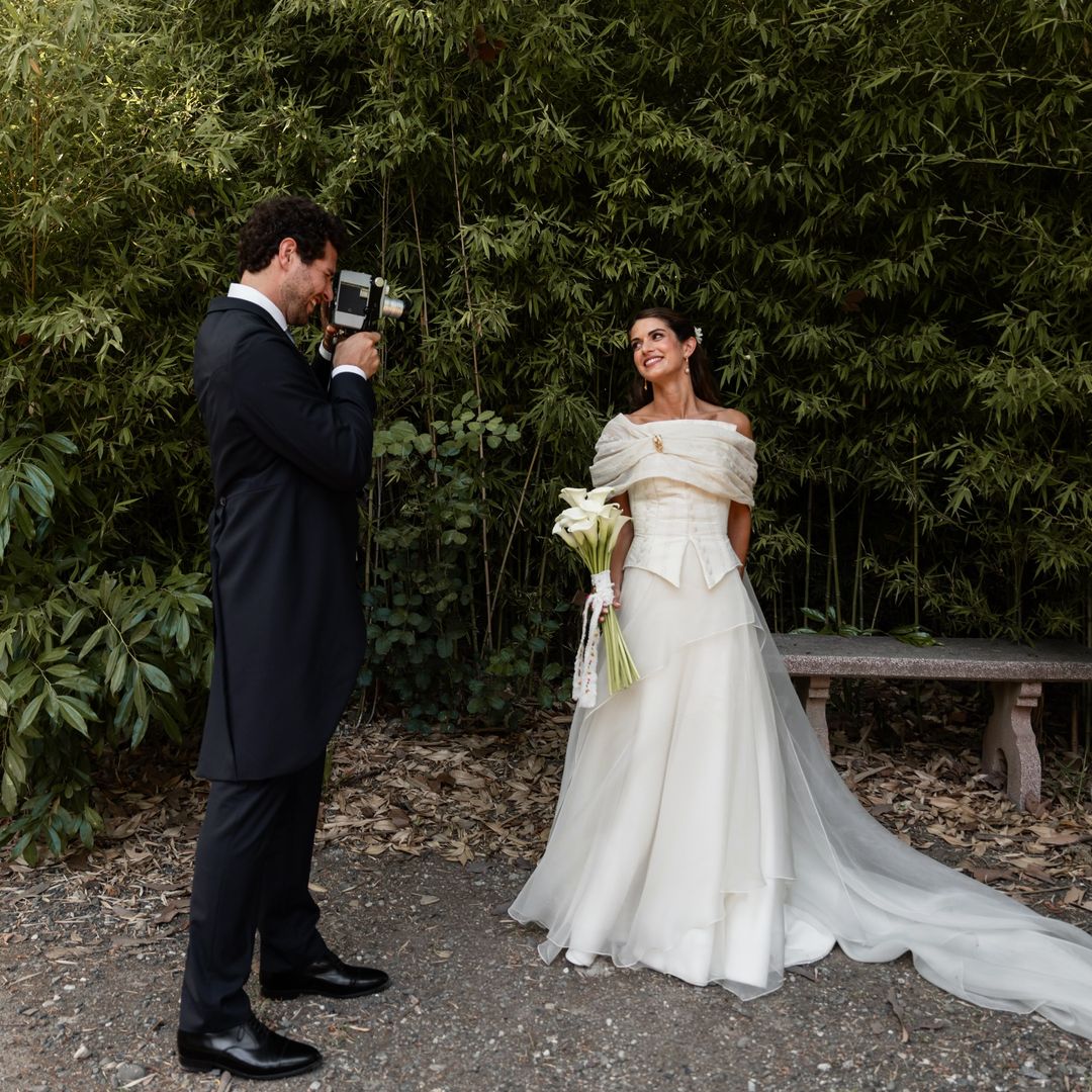 Vestidos de novia vaporosos con faldas a capas escote Bardot