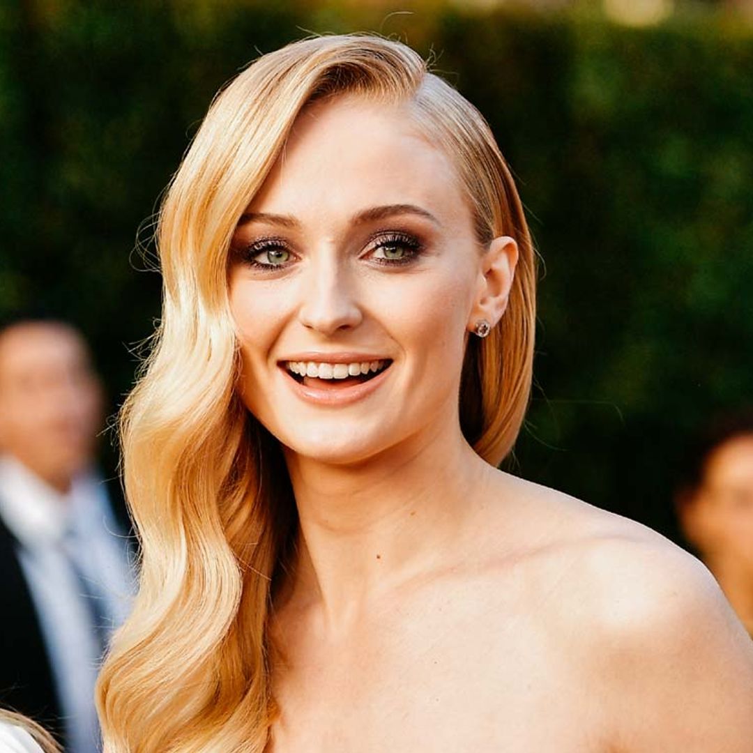 Entre rumores de embarazo y con una tarta personalizada, Sophie Turner celebra su 26 cumpleaños