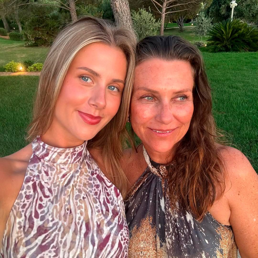 Leah Isadora, la hija influencer de Marta Luisa de Noruega, estrena en sus vacaciones familiares un top reversible de firma española