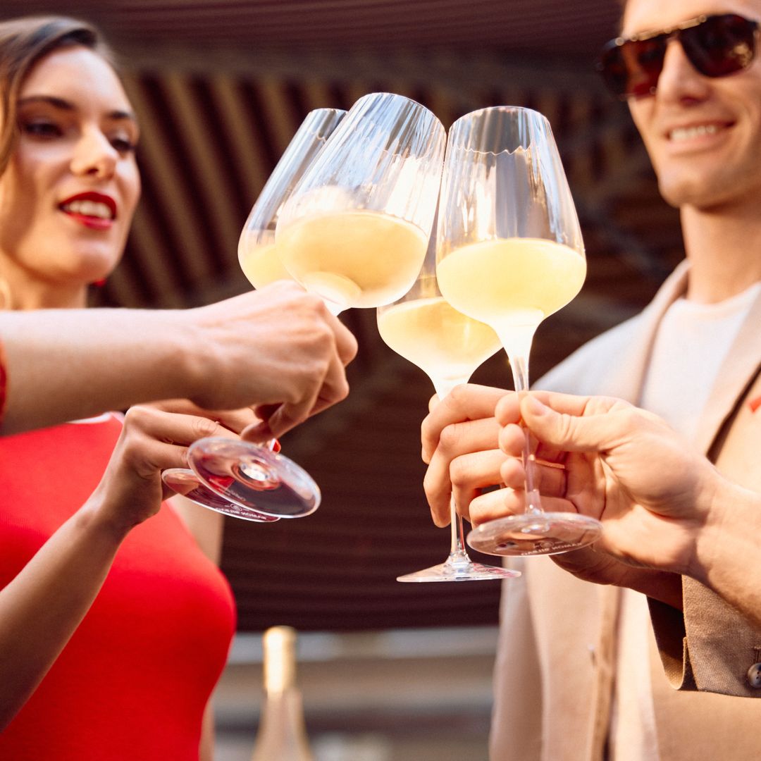 Ni copa ancha ni sumiller: este nuevo estilo de vino está arrasando porque es perfecto para cualquier plan