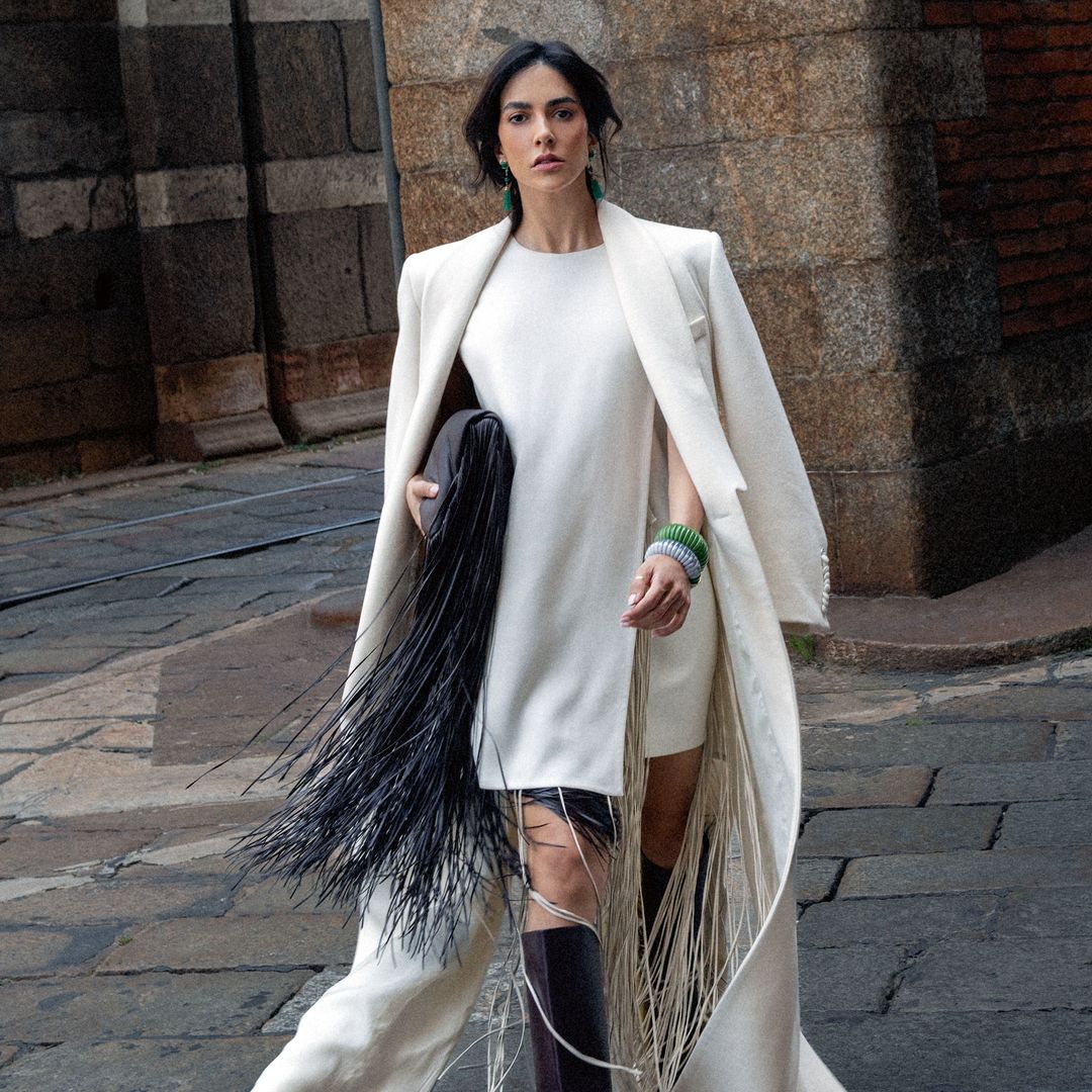 Lleva vestido y bolso, de Sportmax; abrigo, de Mans; botas, de Aquazzura, y joyas, de Rabat