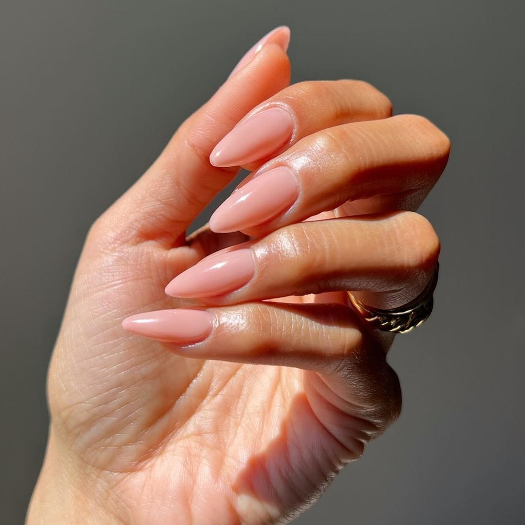 La manicura en rosa pálido con destellos dorados es la más pedida en salones de belleza