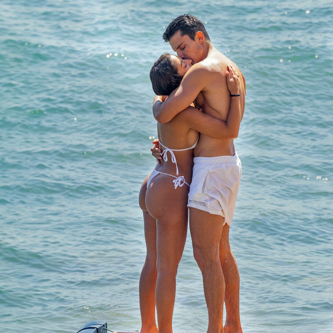 Álex González: sus imágenes más románticas con la doctora Camila Rojido en su segundo verano de amor 