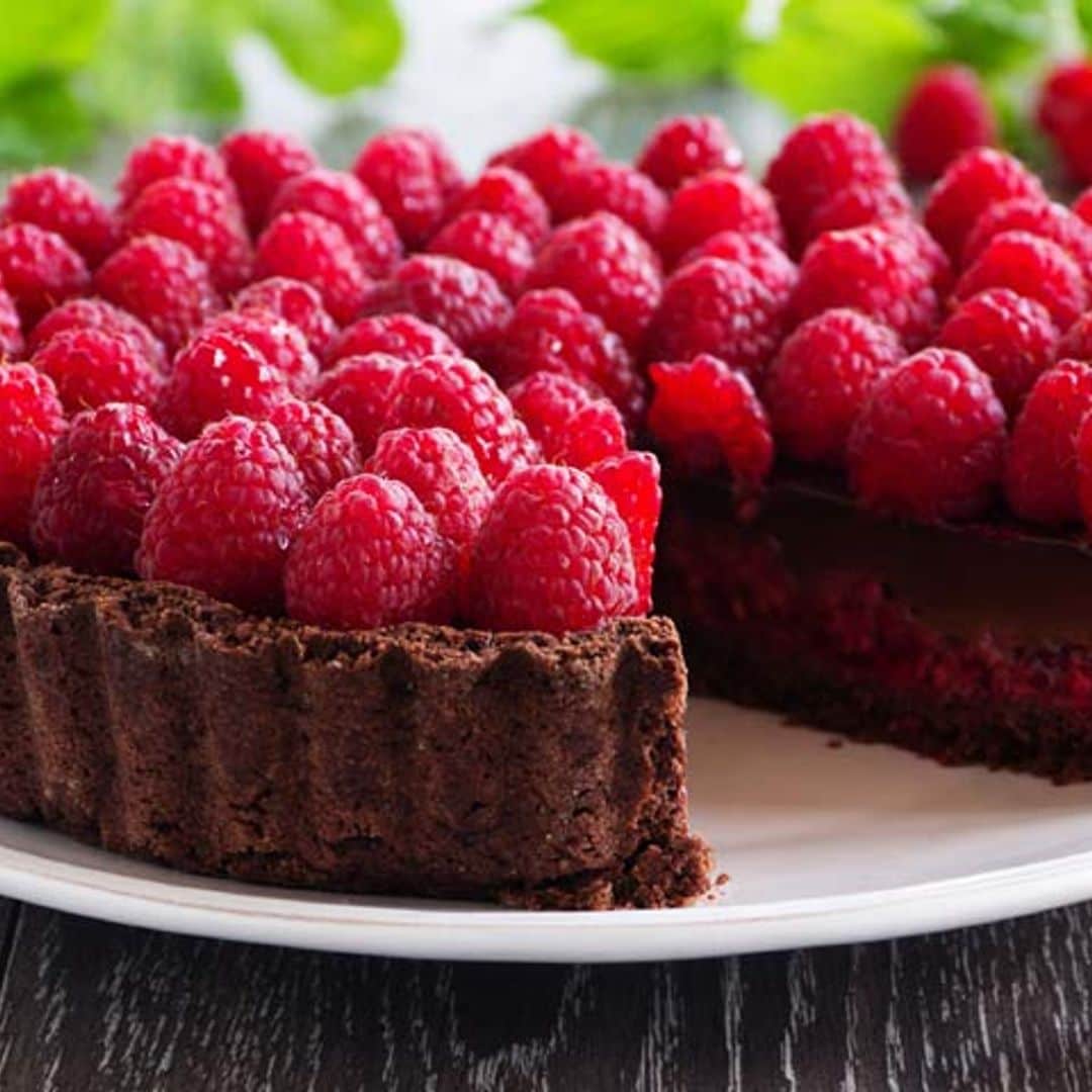 Tarta de chocolate con compota de frambuesas