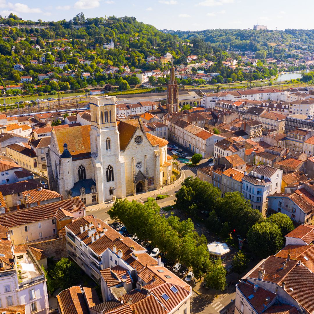 La ciudad de Agen, Francia, a orillas del río Garona