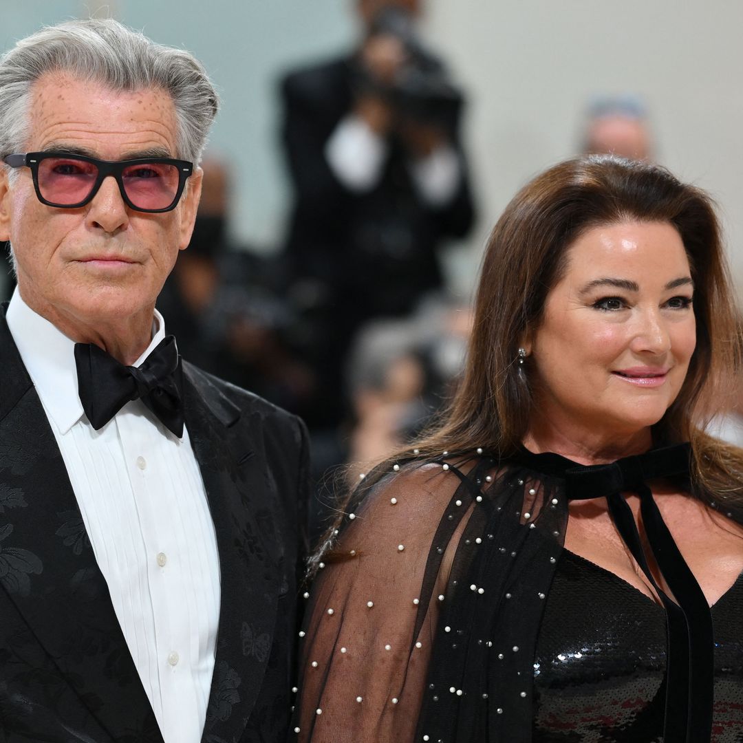 Pierce Brosnan y su mujer Keely Shaye Smith dan un giro radical a su vida, 25 años después, por un motivo de causa mayor