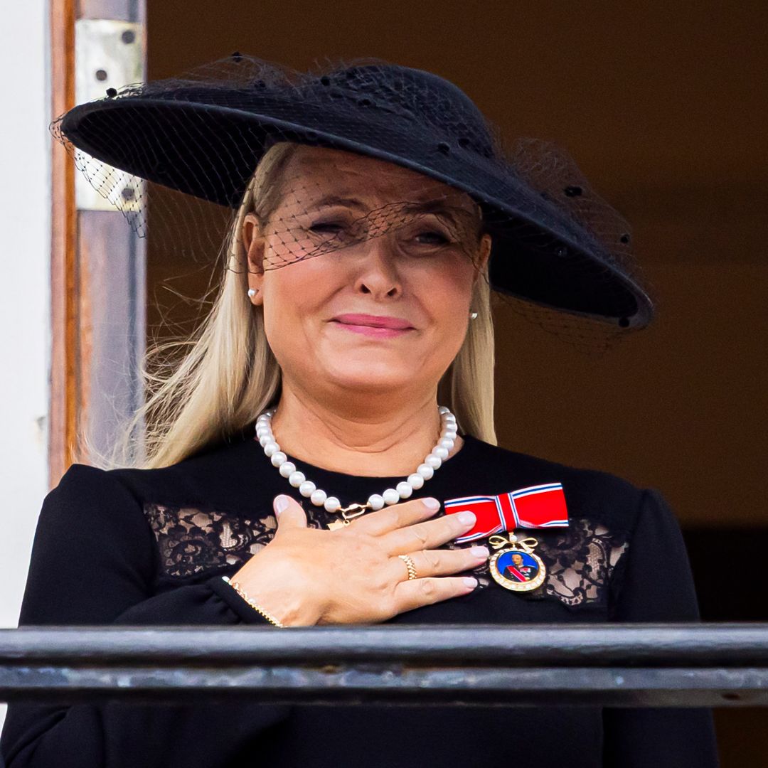 La reina Mette-Marit deslumbra con un espectacular collar de perlas: el romántico mensaje oculto dedicado a Haakon VIII