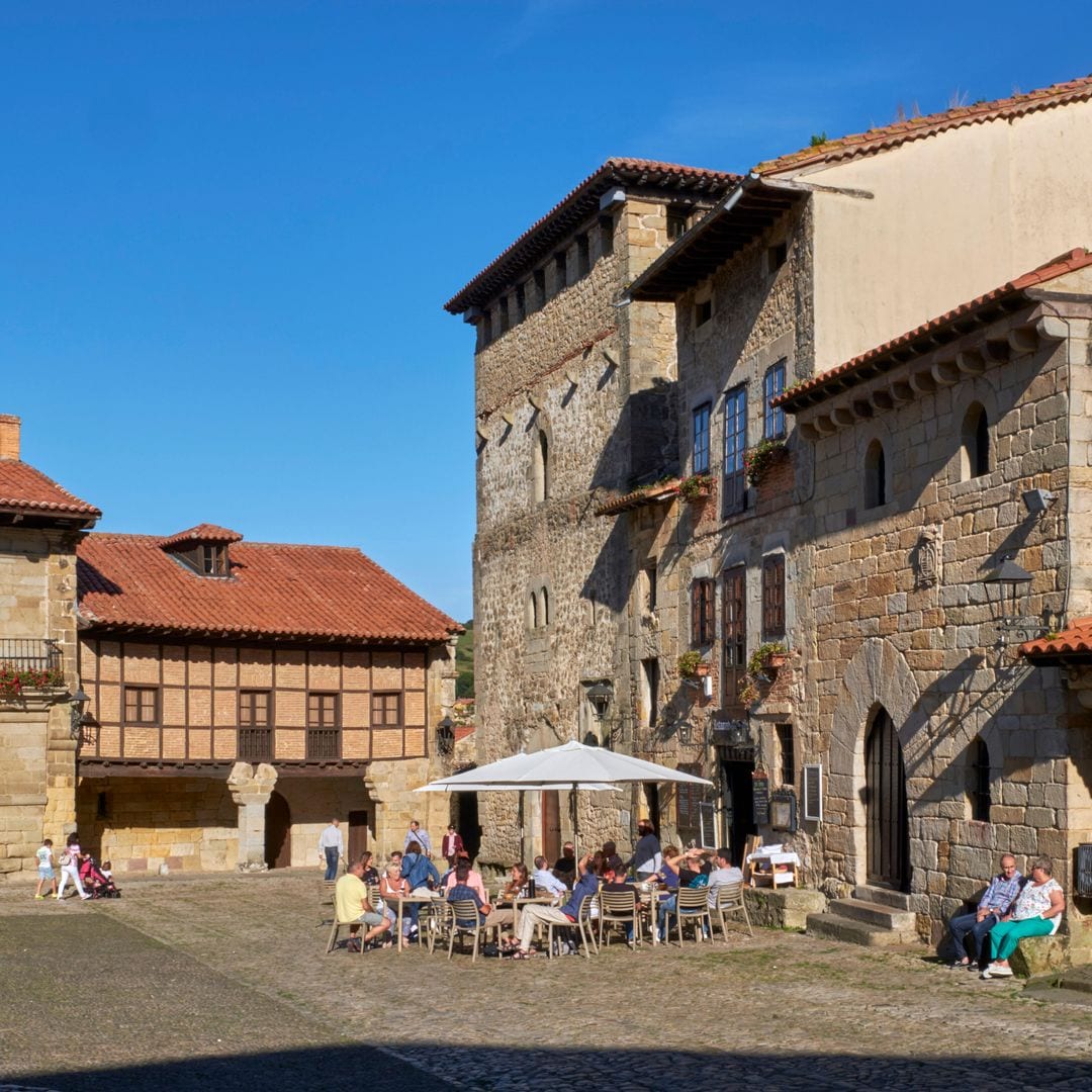 Plaza con la gente al fresco en la localidad cántabra de Santillana del Mar