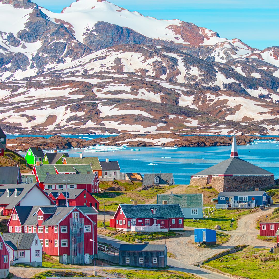 casas de colores en Tasiilaq, Groenlandia Oriental