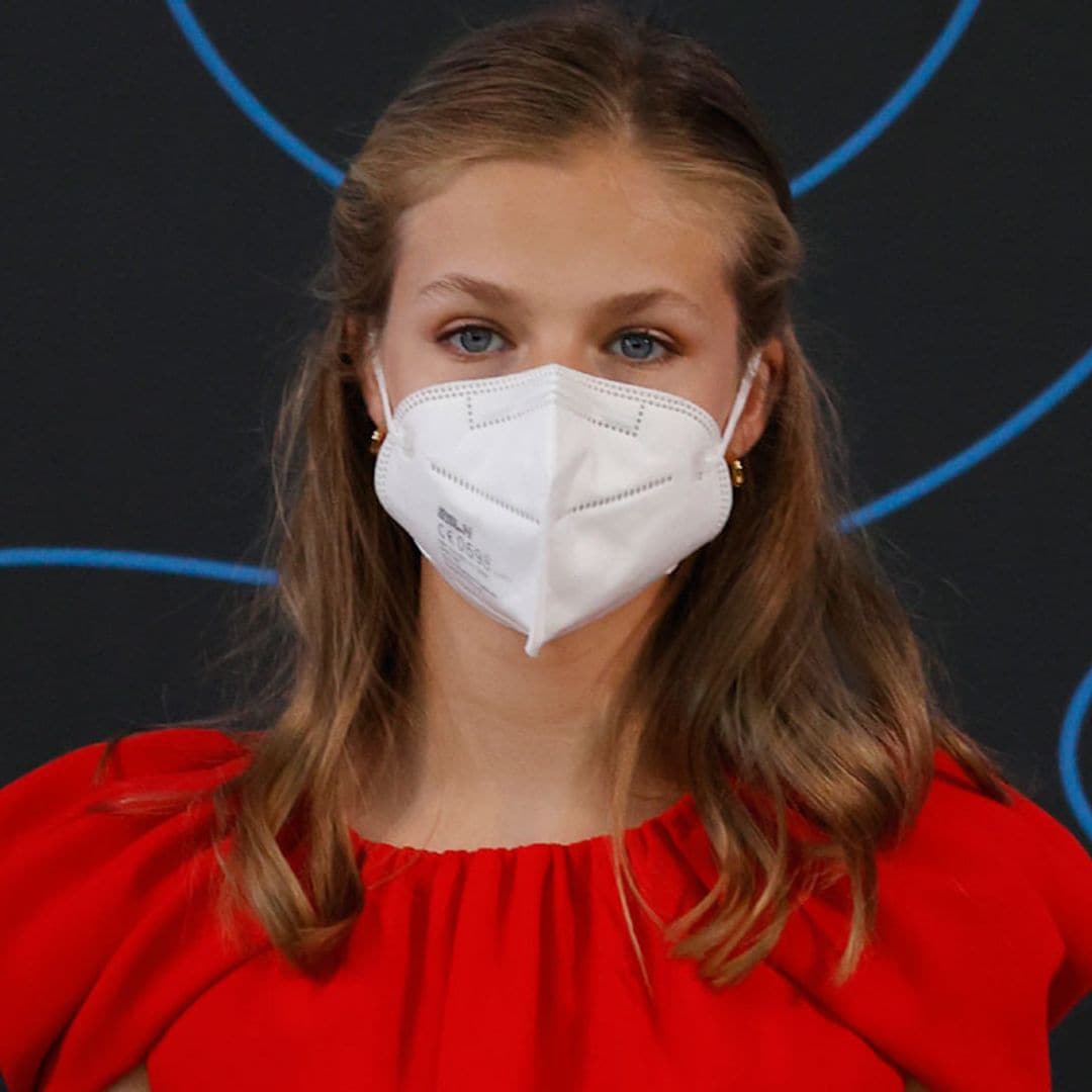 Leonor estrena en Barcelona un vestido 'rojo Letizia' de hombros abullonados