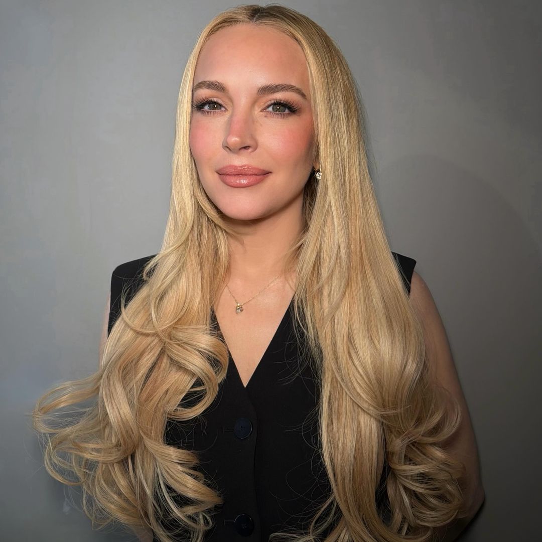 El corte a capas de Lindsay Lohan inspirado en Jennifer Aniston: "Es mi favorito cuando una mujer no quiere cortar su melena pero necesita verla diferente"