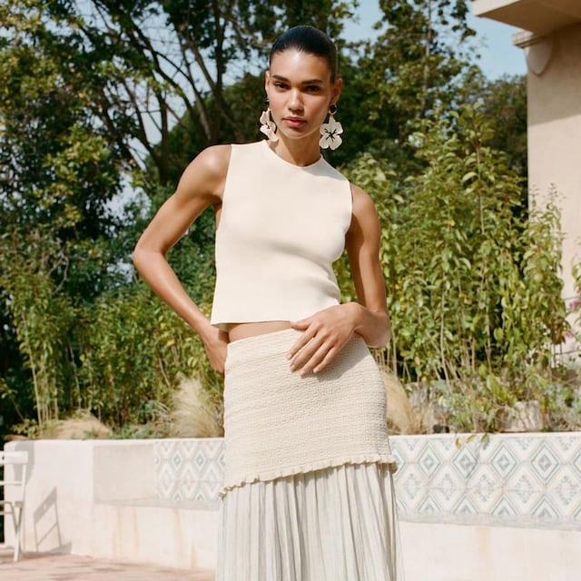 Look con falda combinada, de Zara