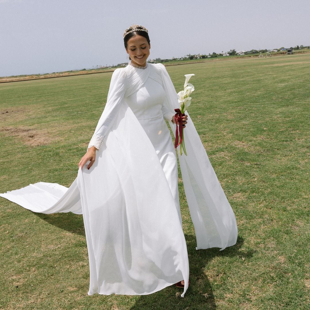 Marian, la novia del vestido con escote sorpresa y la tiara de estrellas que celebró su boda en Conil de la Frontera