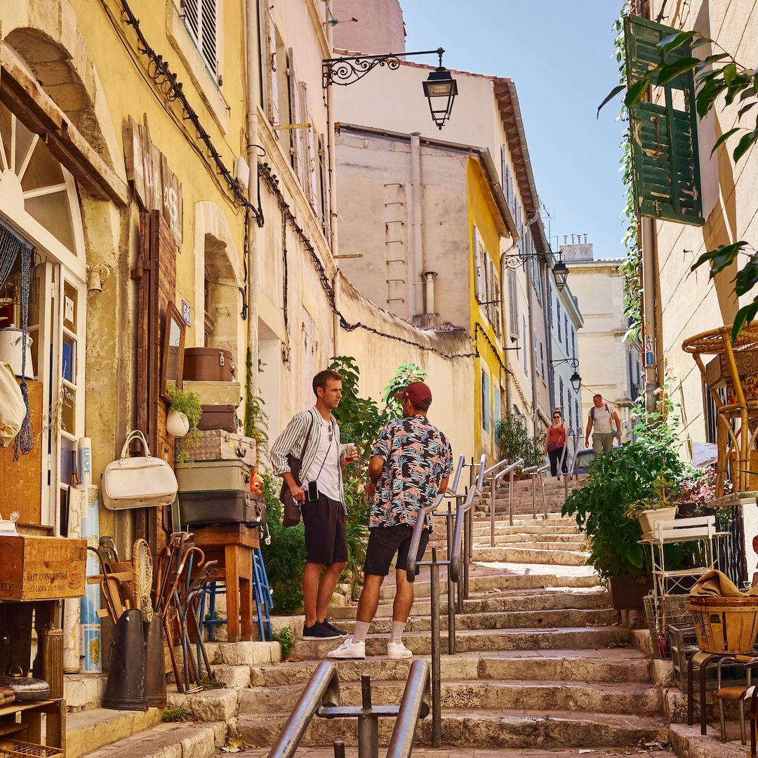 Calles y pequeñas tiendas de la localidad francesa de Marsella