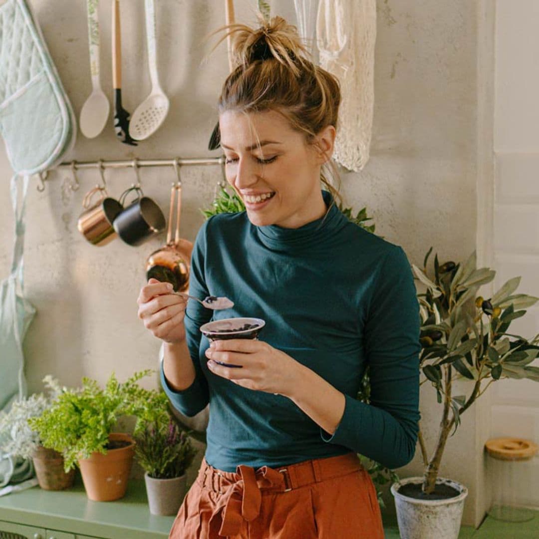 Los 10 alimentos antiinflamatorios que te pueden ayudar a combatir el vientre hinchado