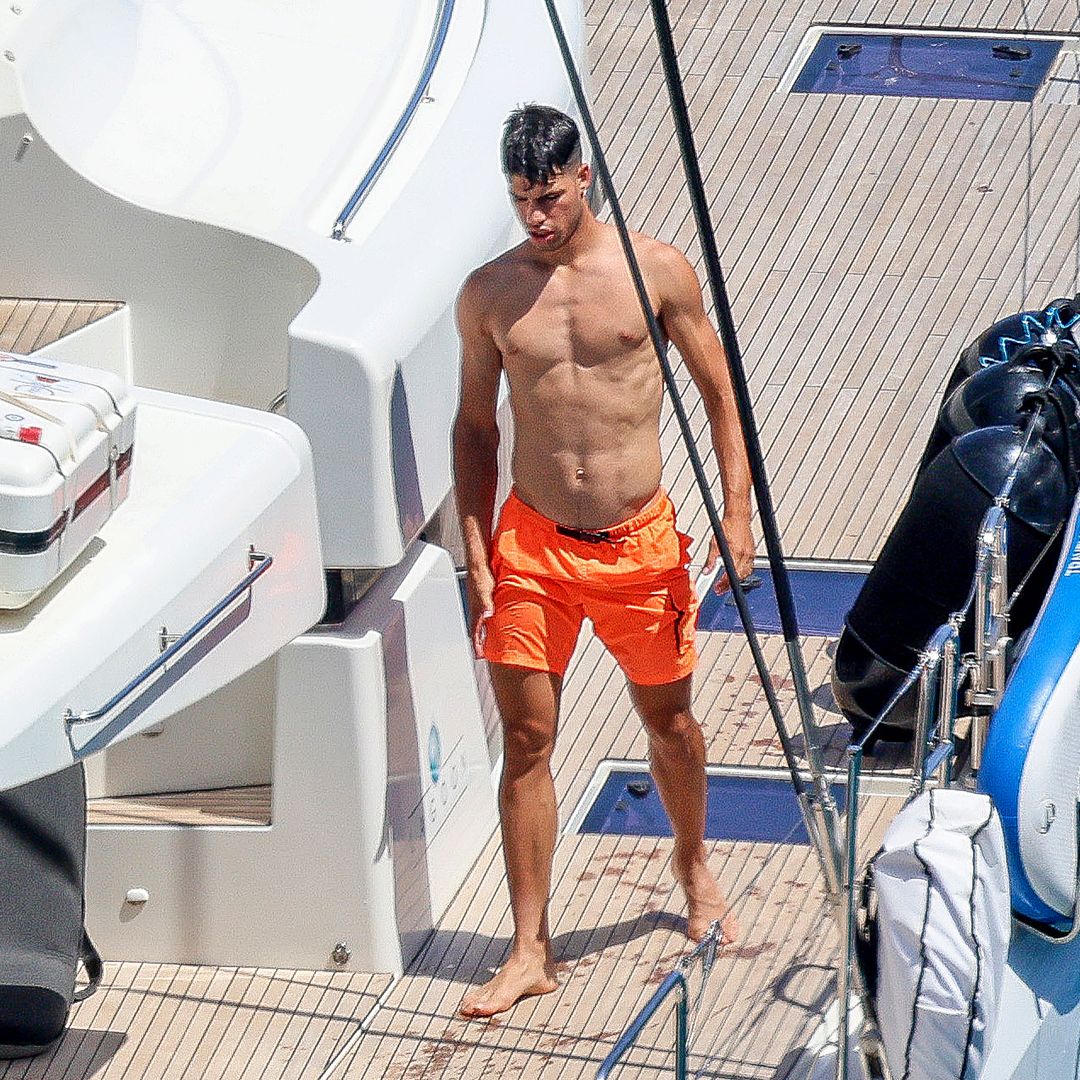 Carlos Alcaraz muestra cómo es por dentro su majestuoso yate valorado en 10 millones de euros con el que ha surcado el sur de Italia
