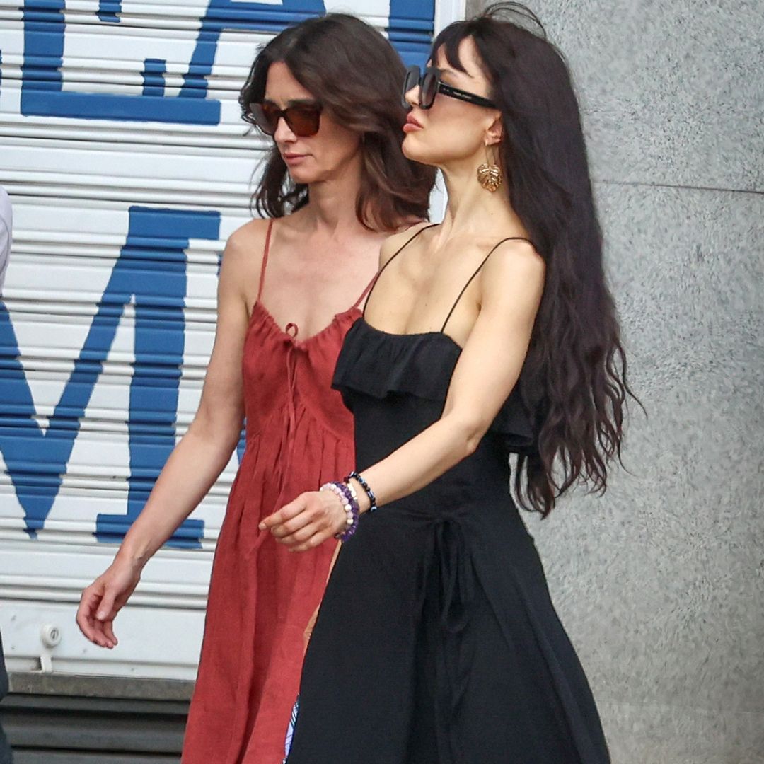 EXCLUSIVA. Las fotos de Paz Vega junto a su hermana Sara, su otro gran apoyo en esta nueva etapa tras su mudanza a un nuevo barrio
