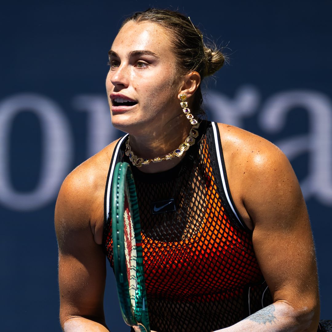 Aryna Sabalenka presume sus nuevos amuletos cubiertos de piedras preciosas en el US Open