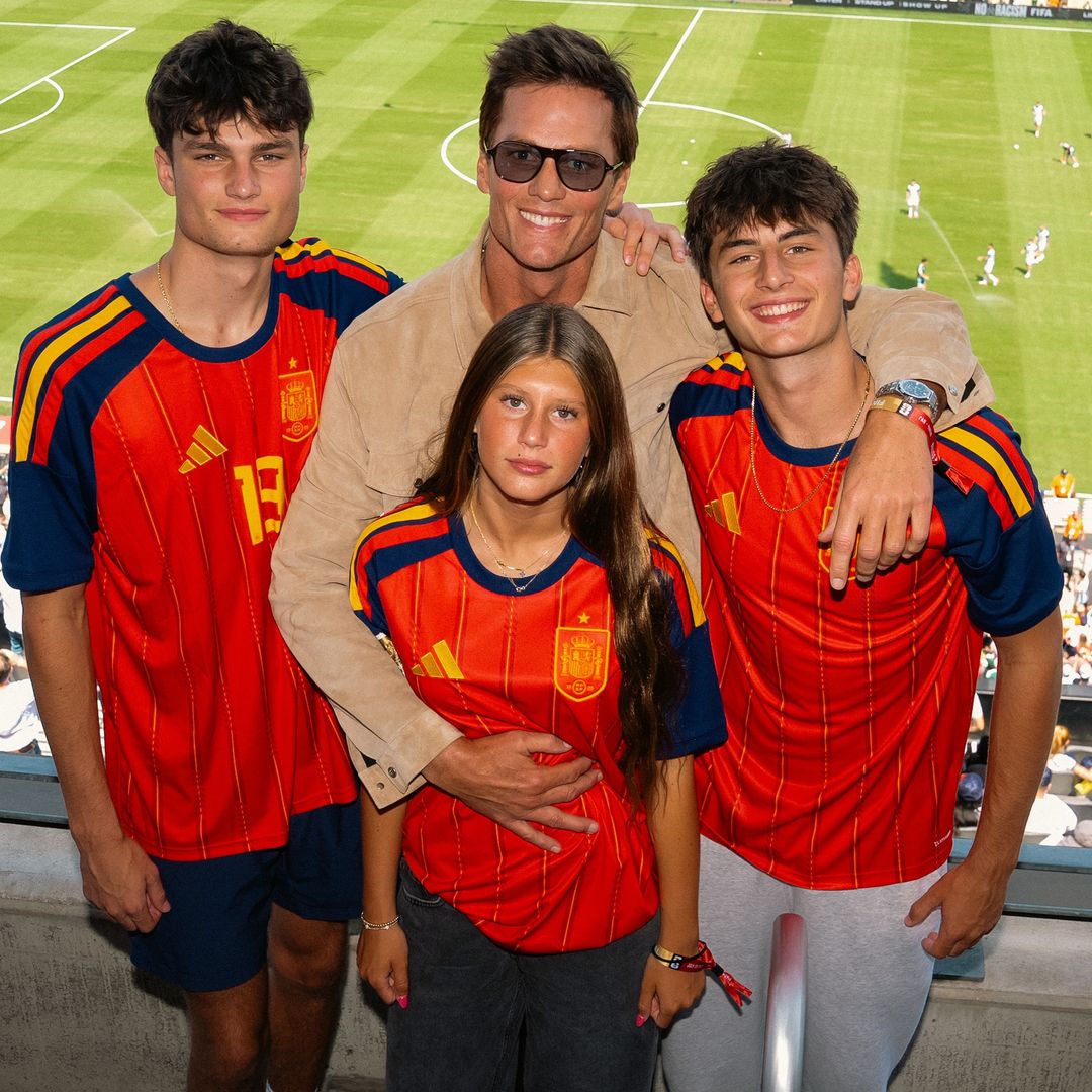 Tom Brady con su hija Vivian y sus hijos John y Benjamin en el Mundial 2026