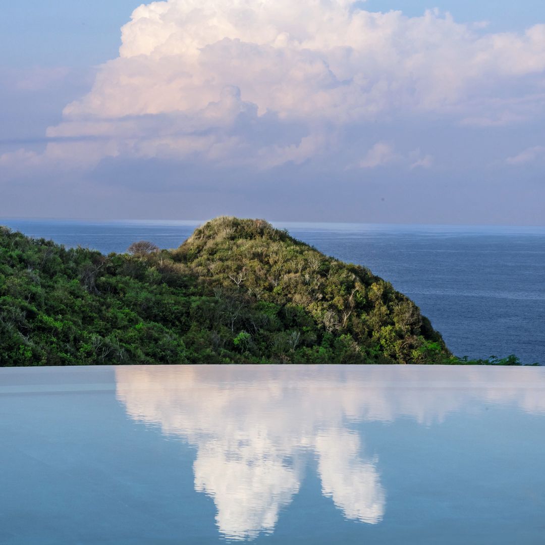 Desde la terraza, la piscina infinita se funde con el mar en un único gesto ininterrumpido