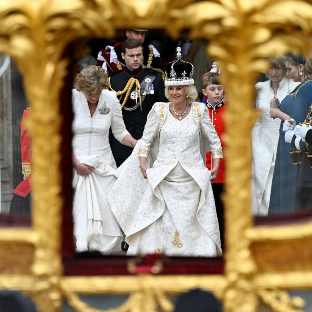 De la reverencia ante su marido a su coronación: ahora sí, la reina Camilla se despoja del título de 'consorte'