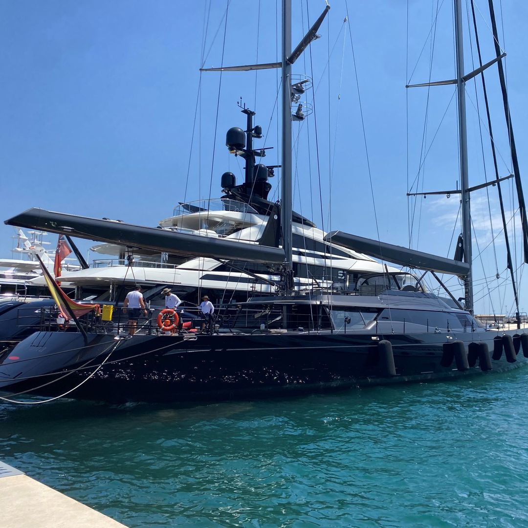 El regreso del Nirvana Formentera a aguas españolas: la historia oculta del refugio flotante de Isak Andic que ahora capitanea su hijo Jonathan Andic