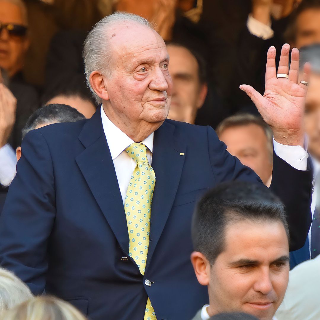 El rey saludando desde el palco mientras observa un acto oficial