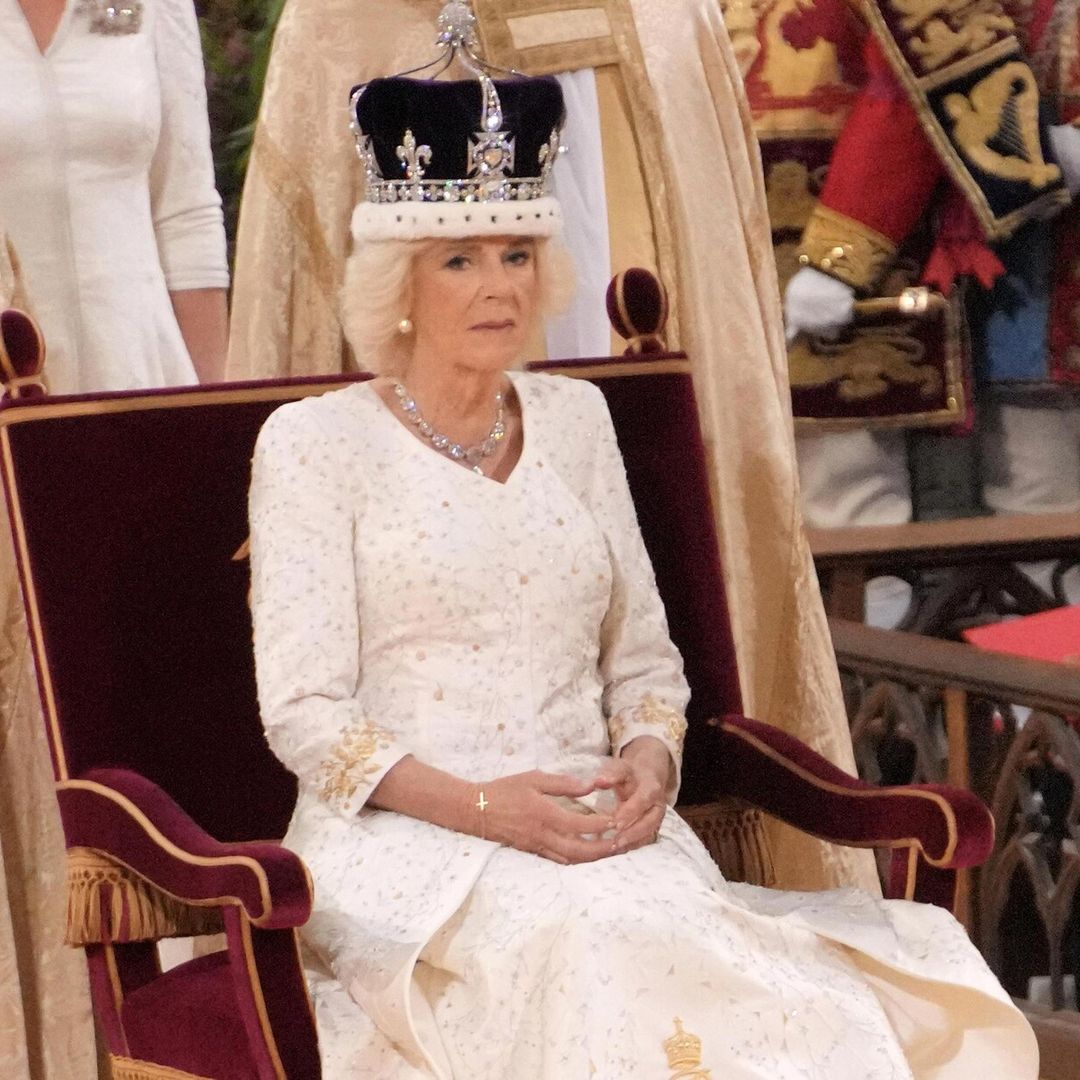 La reina Camilla y los detalles de su look en la coronación