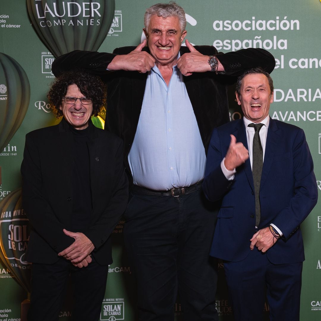 Fernando Romay posando muy divertido con el Dr. Marcos Malumbres y Dr. Luis Paz-Ares