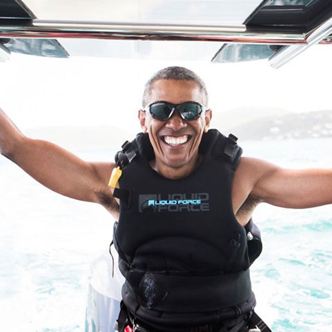 Barack Obama, de la Casa Blanca... ¡a la tabla de 'kitesurf'! El reto acuático más divertido del expresidente