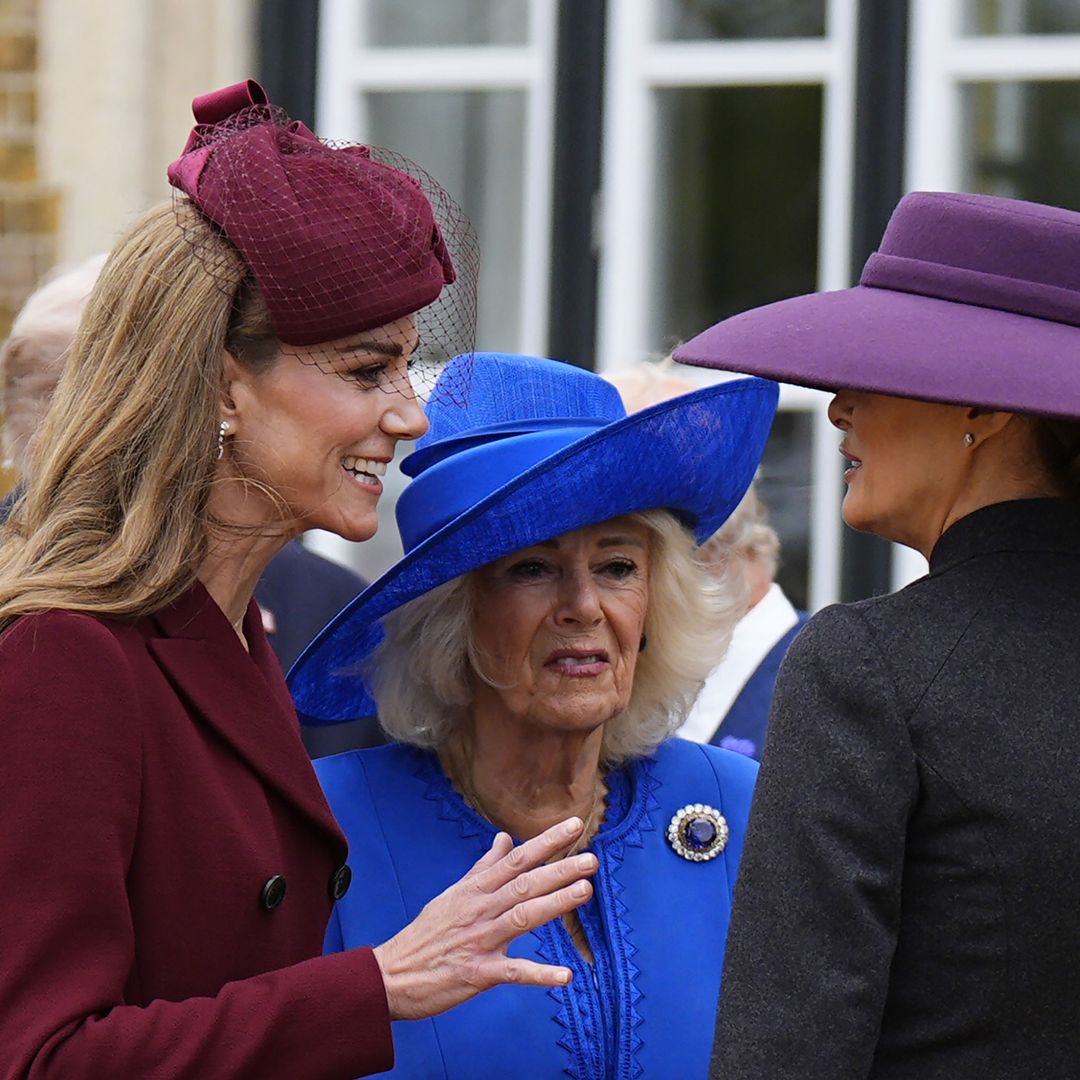Una experta nos aclara el comentado gesto de la reina Camilla a Kate Middleton: "No es señal de tensión"