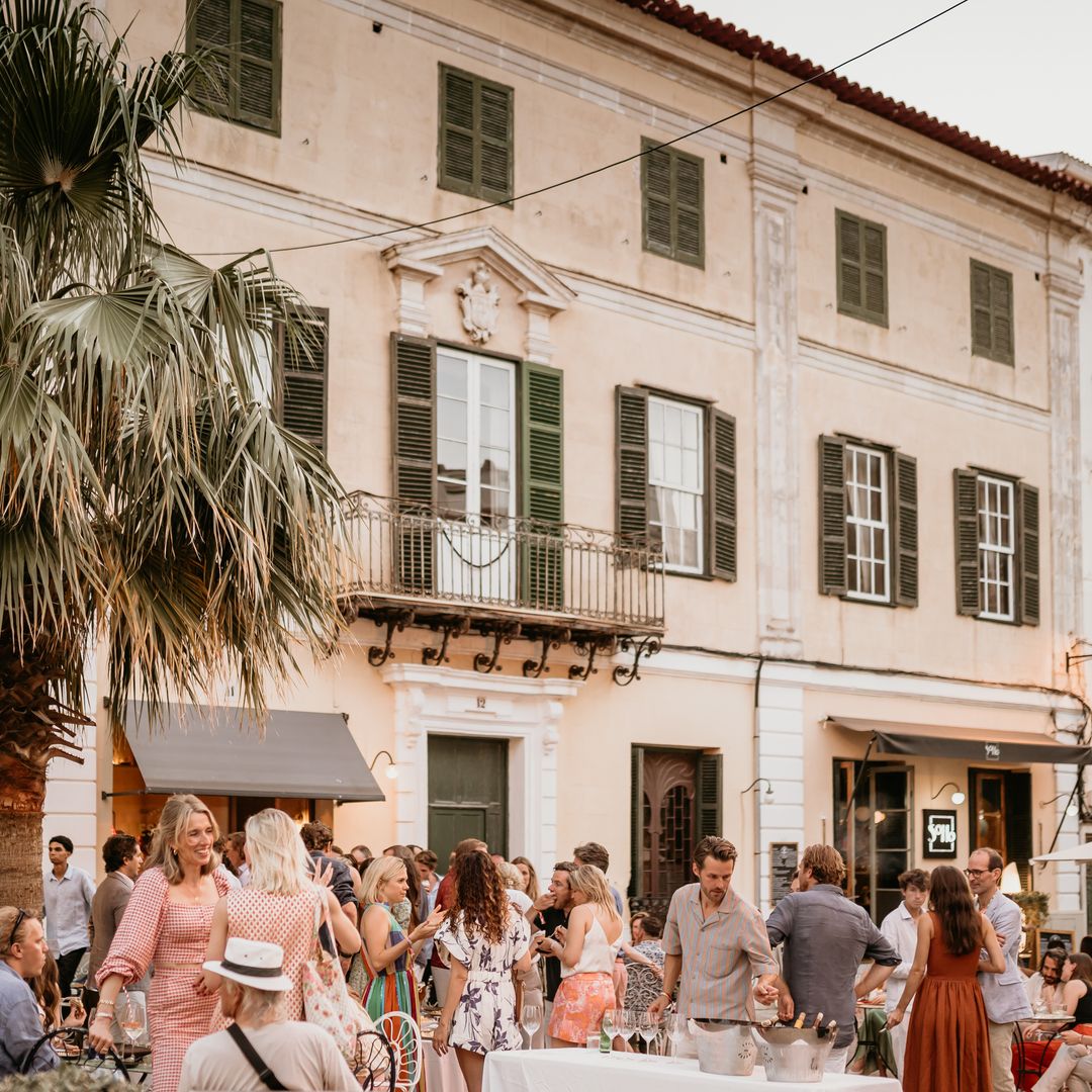 La preciosa Plaça del Príncep, donde se encuentra Es Suis, Mahón, Menorca