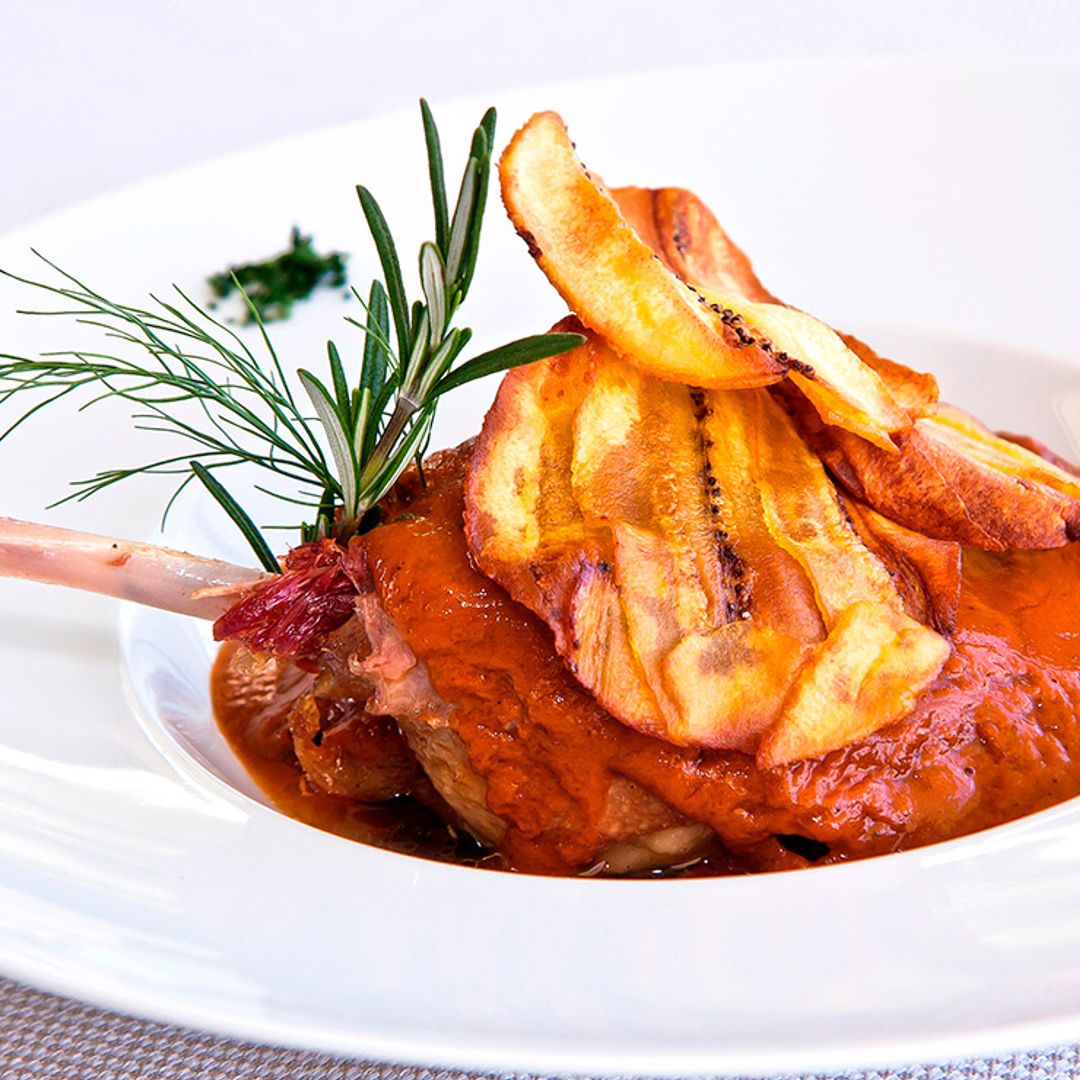 Confit de pato con mole y chips de plátano