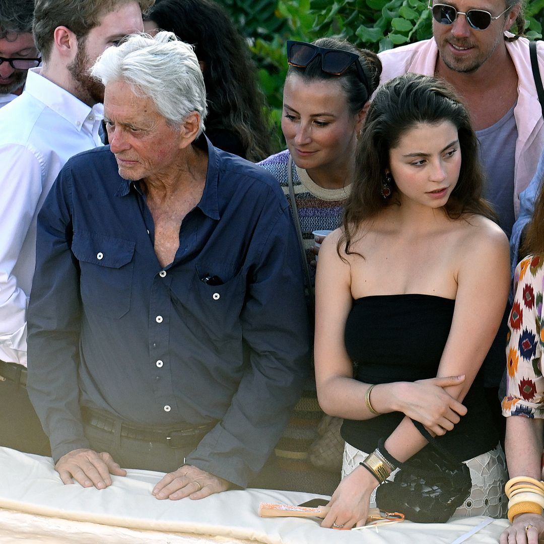 Así ha conquistado Carys, hija de Michael Douglas, Menorca: 3 ​estilismos ​en 48 horas y un aire Zeta-Jones