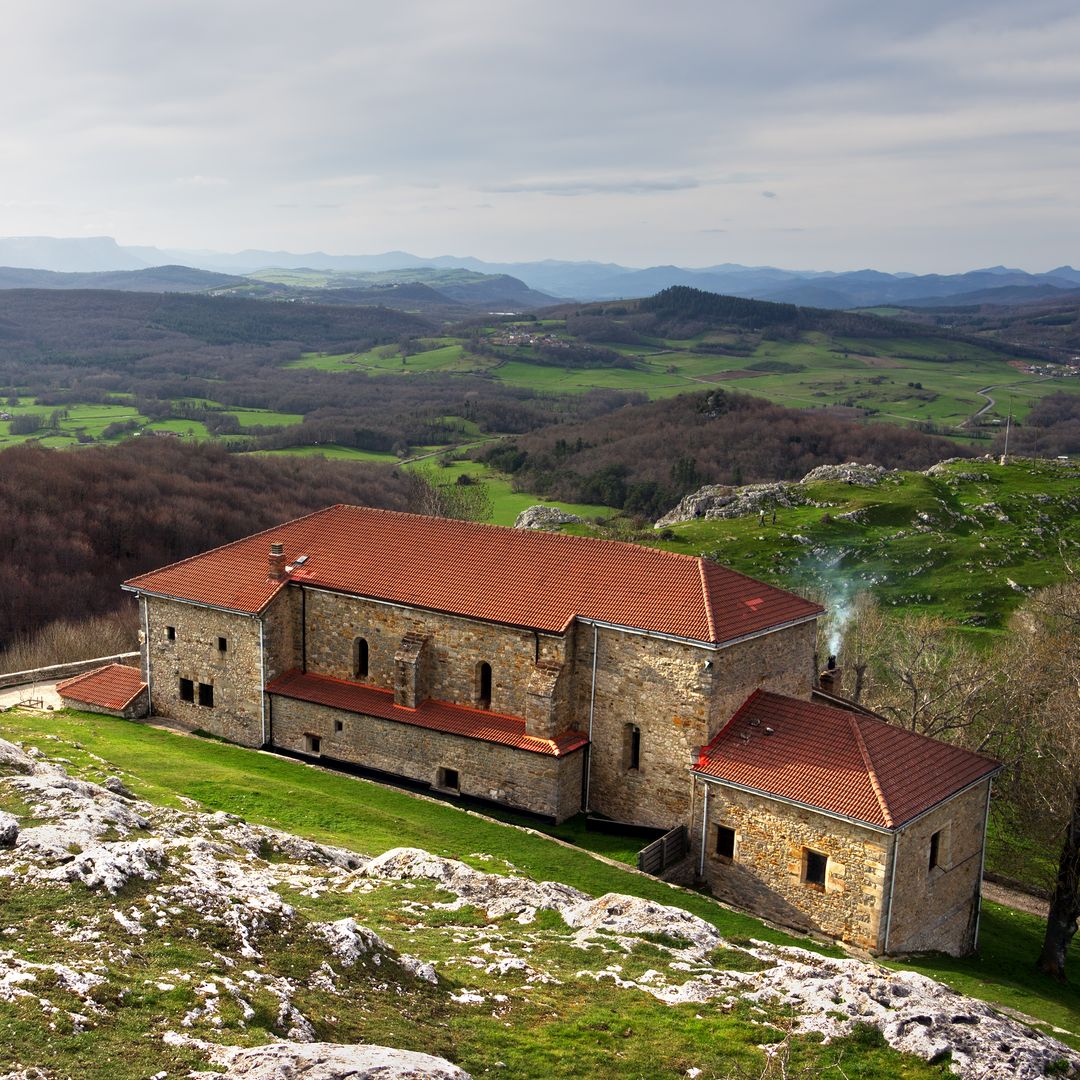 Santuario de Nuestra Señora de Oro, Parque Natural del Gorbeia, Álava.