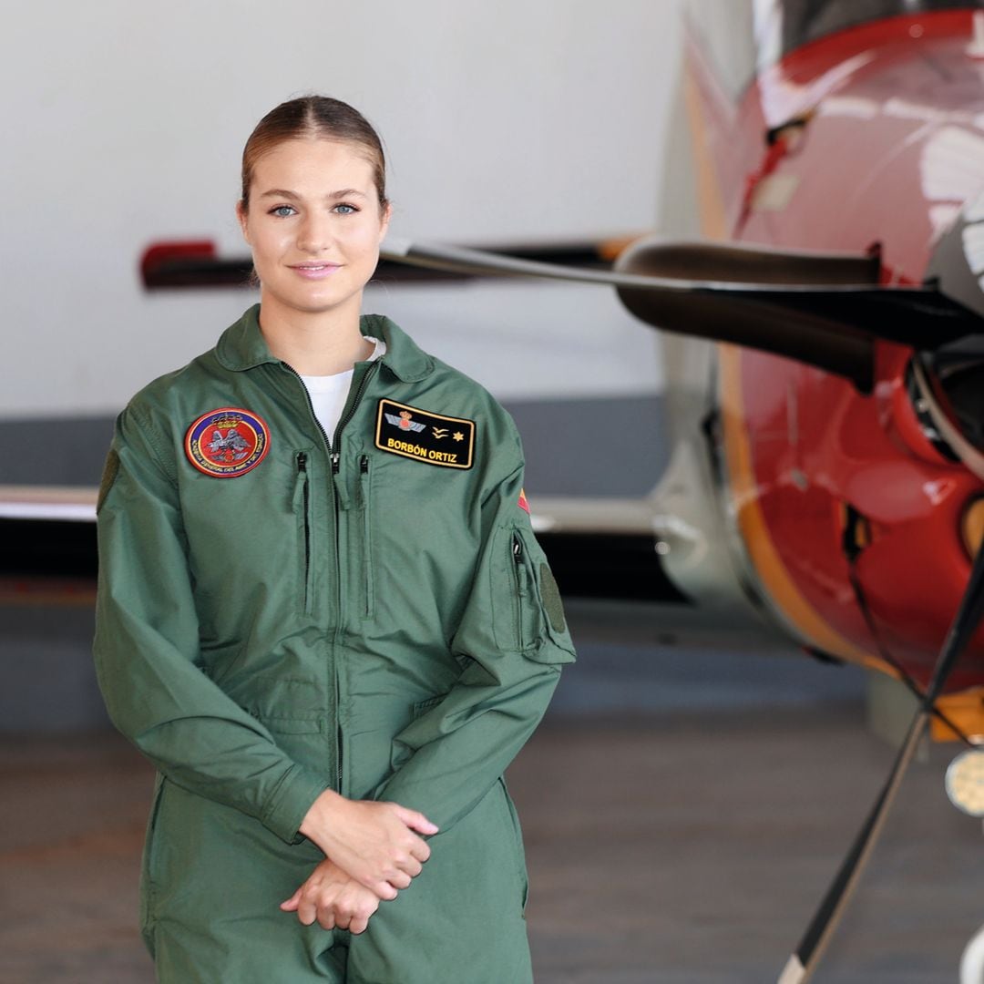El pasado 1 de septiembre, la princesa Leonor inició el que será su último año de formación militar en la Academia General del Aire  y del Espacio de San Javier (Murcia). Para recibir su primera lección de aeronáutica, en un «Pilatus PC-21», se cambió su uniforme de gala por el mono de vuelo