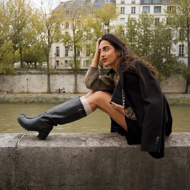 bermudas con blazer y botas de agua
